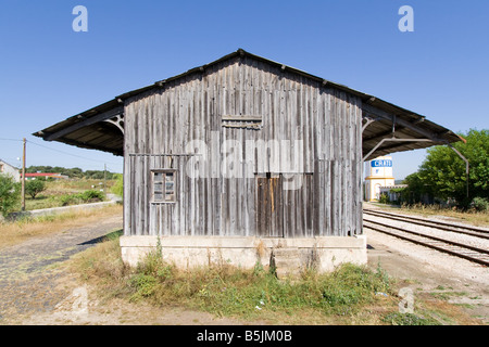 Altes Lagerhaus im verlassenen Bahnhof Crato. Eines der vielen deaktivierten Stationen innen Portugal (Alentejo). Stockfoto