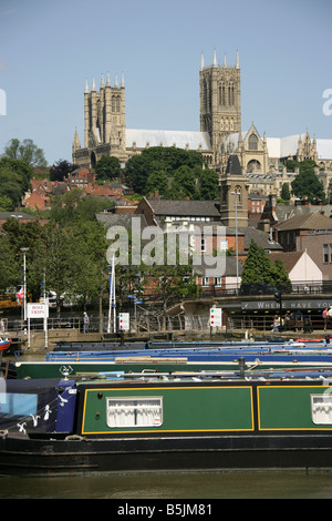 Stadt von Lincoln, England. Kanalboote vertäut am Lincolns Brayford Pool mit Lincoln Cathedral Türme im Hintergrund. Stockfoto