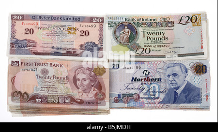 Vier nordirische Hauptbanken stapeln 20 Pfund Sterling Nordirland gab die ulster Bank of ireland First Trust Bank Northern Bank Notes Cash aus Stockfoto