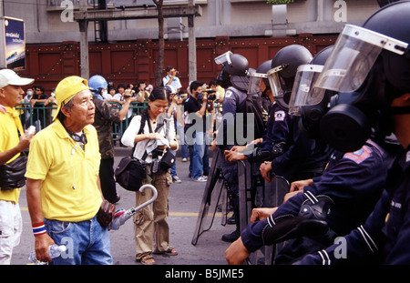 Thai Anti-Regierungs-Demonstranten (PAD) Gesicht zwischen thailändische Polizei vor Suandusit Universität, Bangkok Stockfoto