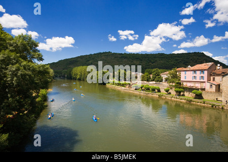 Kanufahren auf dem Fluss Aveyron in St Antonin Noble Val, Tarn et Garonne, Frankreich Europa Stockfoto