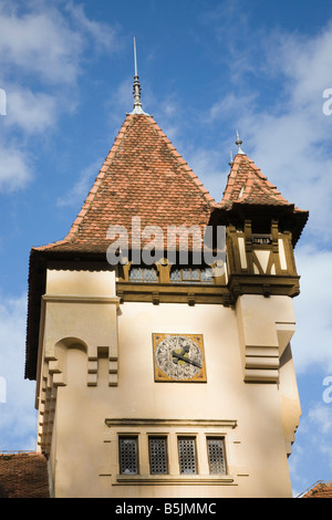 Sinaia Prahova Siebenbürgen Rumänien Uhrturm am Eingang zum Schloss Peles Gelände Stockfoto