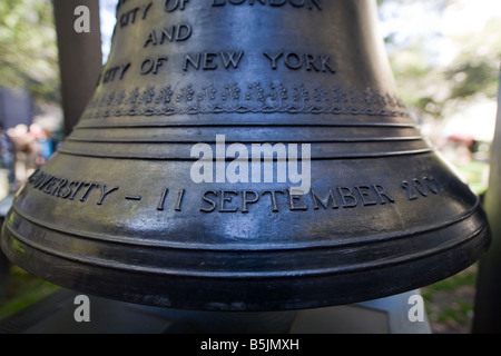 Die Glocke auf dem Gelände des St. Pauls Kapelle, Broadway und Fulton, die 9/11, Manhattan, New York City USA erinnert an Stockfoto