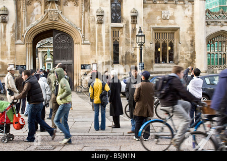 Touristen, die Kings College in Cambridge UK Stockfoto