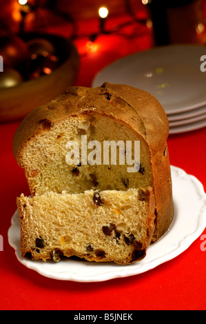 Italienischer Weihnachtskuchen Panettone auf Platte Stockfoto