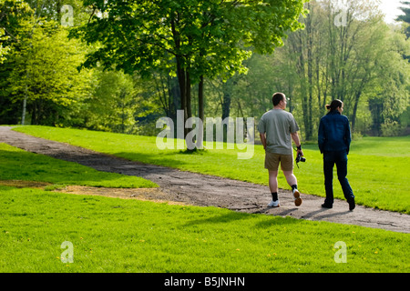 Junges Paar zu Fuß auf einem Weg in einem park Stockfoto