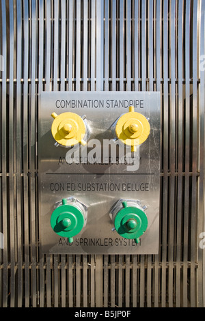 Hydranten in Wand des Wolkenkratzers, Manhattan, New York City, USA Stockfoto