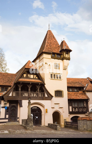 Sinaia Prahova Siebenbürgen Rumänien. Clock Tower und Eingangstor zum Schloss Peles Stockfoto