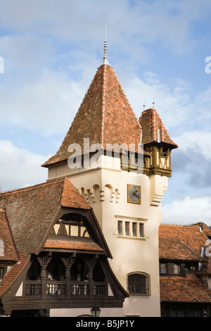 Sinaia Prahova Siebenbürgen Rumänien Uhrturm am Eingang zum Schloss Peles Gelände Stockfoto