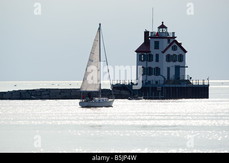 Lorain Hafen Leuchtturm in Lorain Ohio am Ufer des Eriesees Stockfoto