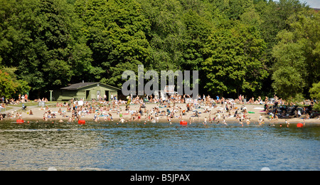 Überfüllten Strand an einem Sommertag mit high-Rise Wohnung Block Kungsholmen-Stockholm-Schweden Stockfoto