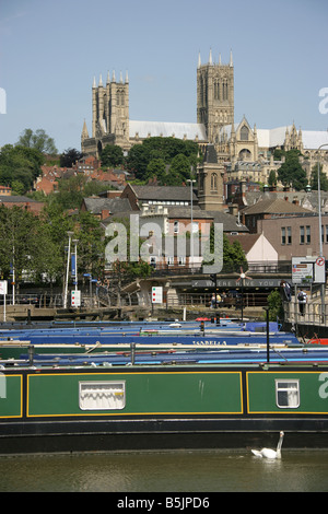 Stadt von Lincoln, England. Kanalboote vertäut am Lincolns Brayford Pool mit Lincoln Cathedral Türme im Hintergrund. Stockfoto