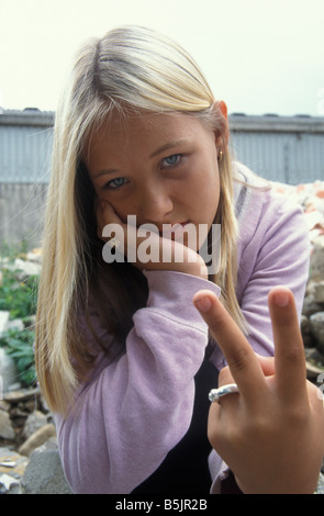 blonde Teenager-Mädchen, zwei Finger bis zum Betrachter Stockfoto