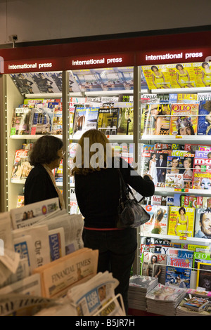 Frauen surfen, Zeitungsständer, Flughafen Frankfurt, Deutschland Stockfoto