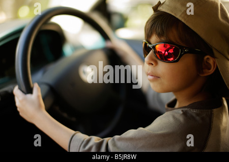 Sechs Jahre alten Jungen zu Auto vorgibt Stockfoto