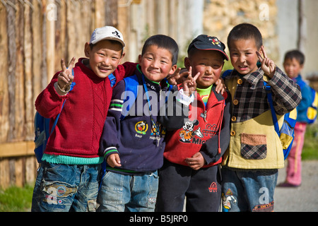 Gruppe von glücklichen jungen kommen aus der Schule auf einer Straße im Mounigou-Tal in der Nähe von Songpan in Sichuan Provinz China JMH3485 Stockfoto