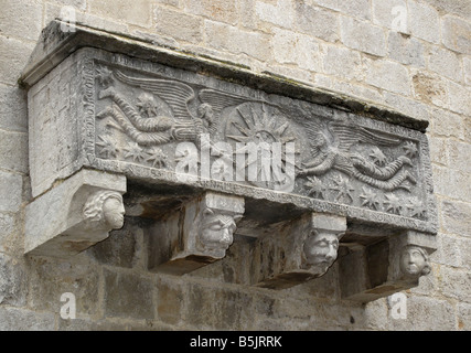 Stein heidnischen oder christlichen Sarkophag montiert an der Außenwand der Esglesia de Sant Feliu, Girona, Katalonien, Spanien. Stockfoto