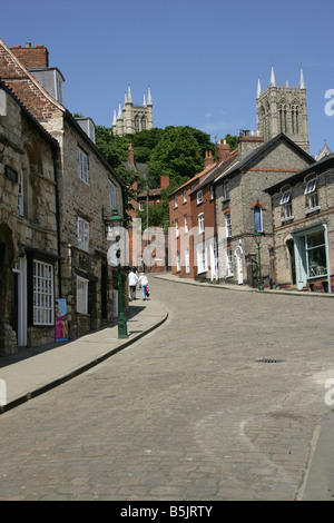 Stadt von Lincoln, England. Lincolns steile Hügel mit Lincoln Kathedrale ragt in den Hintergrund und die Juden Haus im Vordergrund. Stockfoto