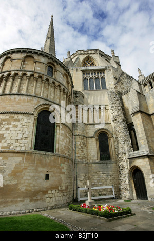 Stadt von Norwich, England. Ostansicht der Norwich Kathedrale einschließlich der Chorschule und St Lukes Kapelle. Stockfoto