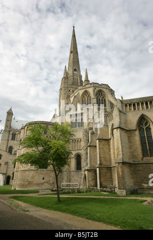 Stadt von Norwich, England. Ostansicht der Norwich Kathedrale einschließlich der Chorschule und St Lukes Kapelle. Stockfoto