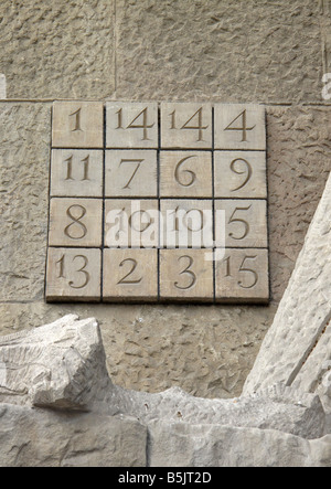 Stein gehauen Kryptogramm - mysteriöse Zahlencode Quadrat auf Gaudis La Sagrada Familia, Barcelona, Spanien Stockfoto