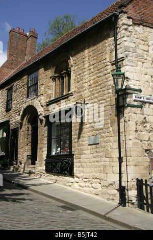 Stadt von Lincoln, England. Das 12. Jahrhundert mittelalterliche Norman Haus auf Lincolns steile Hügel. Stockfoto