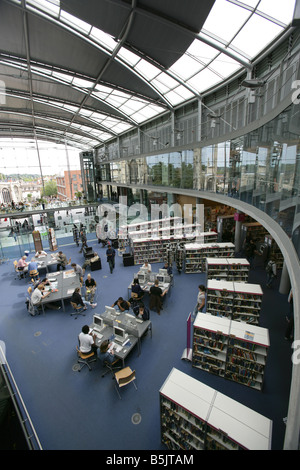 Stadt von Norwich, England. Innenansicht des Sir Michael Hopkins entwickelt Forum Gebäude bei St Peters Street. Stockfoto