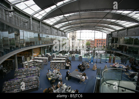 Stadt von Norwich, England. Innenansicht des Sir Michael Hopkins entwickelt Forum Gebäude bei St Peters Street. Stockfoto