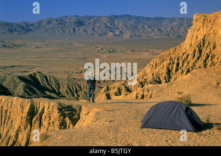 Wanderer, camping an Schriftarten Punkt in Borrego Badlands bei Sonnenaufgang an der Anza Borrego Desert Staatspark Kalifornien USA Stockfoto