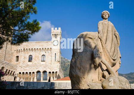 Statue zu Ehren von Prinz Albert außerhalb des Prinzen Palace, Palais Princier, Monaco-Ville, Monaco, Frankreich Stockfoto