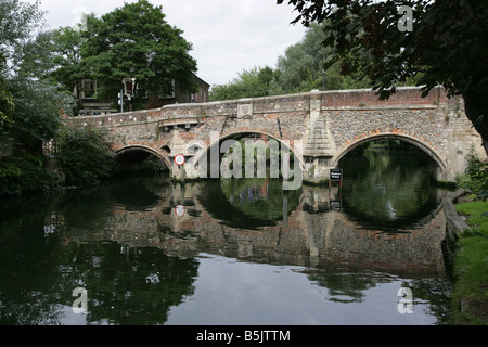 Stadt von Norwich, England. Des Bischofs die mittelalterliche Brücke über den Fluss Wensum. Stockfoto