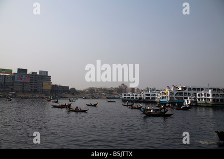 Boote auf dem Fluss Buriganga in alten Dhaka Bangladesch Stockfoto