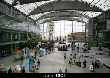 Stadt von Norwich, England. Innenansicht des Sir Michael Hopkins entwickelt Forum Gebäude bei St Peters Street. Stockfoto