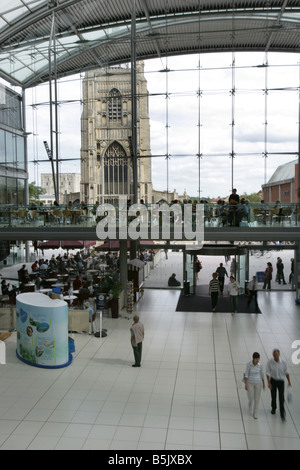 Stadt von Norwich, England. Innenansicht des Sir Michael Hopkins entwickelt Forum Gebäude bei St Peters Street. Stockfoto