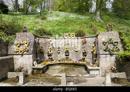 Sieben Brunnen im Cotswold Village von Bisley, Gloucestershire Großbritannien für die Himmelfahrt feierliche Segnung gestaltet die Brunnen Stockfoto