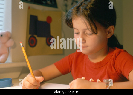 Junge Mädchen, die ihre Hausaufgaben Stockfoto