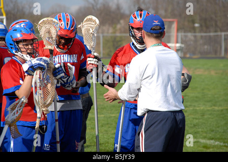 Trainer im Gespräch mit Lacrosse-Team in Columbia, Maryland Stockfoto