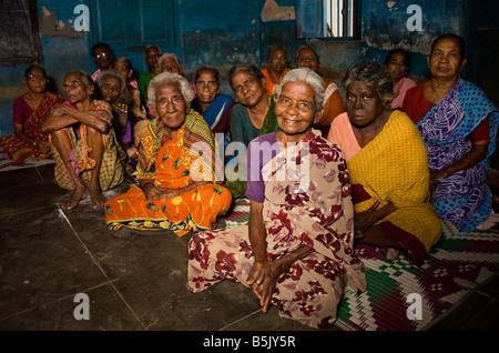 Chennai helfen, im Alter von Indien Empfänger warten, Essen auf Rädern in Nagar Distrikt Chennai Indien Stockfoto