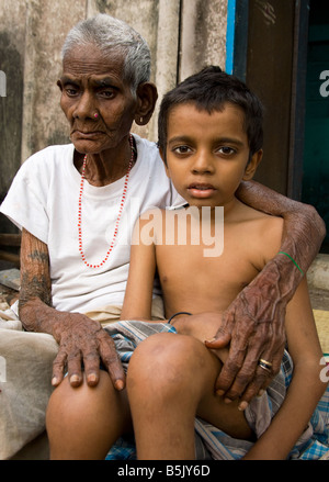 Frau Mottaiamma 85 kümmert sich um ihre Urenkel 11, die MS mehrere Schlerosis Chennai Tamil Nadu, Indien hat Stockfoto