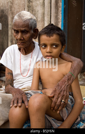 Frau Mottaiamma 85 kümmert sich um ihre Urenkel 11, die MS mehrere Schlerosis Chennai Indien hat Stockfoto