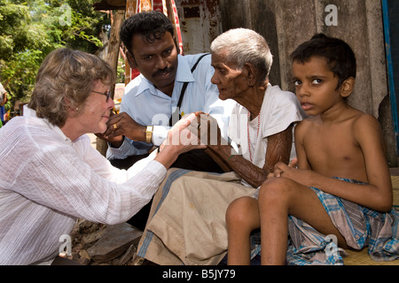 Promi-Jane Fernley-Whittingstall & HAI Sozialarbeiter Marimthu besuchen Sie Frau Mottaiamma 85, die mit MS Greatgrandson betreut Stockfoto