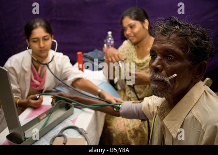 HelpAgeIndia gesponsert Kardiologie Gesundheit screening Patient Herr Murugesan in behelfsmäßigen Labor in Lager Cuddalore Stockfoto