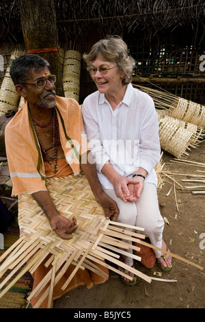 Promi-Oma Jane Fernley-Whittingstall mit Herrn Rajindra selbst helfen Gruppe machen Bambus-Matten und Körbe am Velipalayam Stockfoto