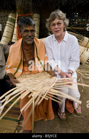 Promi-Oma Jane Fernley-Whittingstall mit Herrn Rajindra selbst helfen Gruppe machen Bambus-Matten und Körbe am Velipalayam Stockfoto