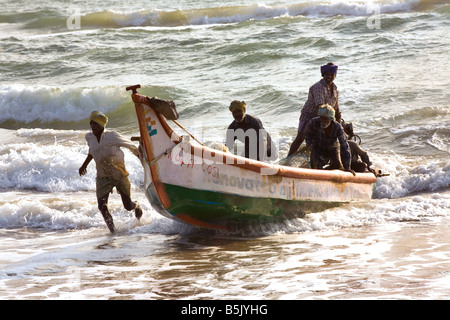 Tsunami-Überlebenden HAI Thalanguda Fischer bringen ihren Fang in den frühen Morgenstunden auf Strand Stockfoto