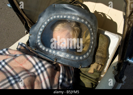 Ein Baby Gasmaske aus dem zweiten Weltkrieg am Quorn Bahnhof auf der Great Central Ralway. Stockfoto
