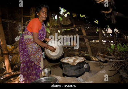 Rasamball produziert und verkauft untätig in ihren Bambus Hütte im HAI Kandakadu Village TamilNadu Stockfoto