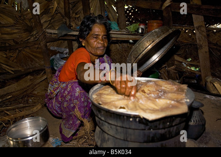 Rasamball produziert und verkauft untätig in ihren Bambus Hütte im HAI Kandakadu Village TamilNadu Stockfoto