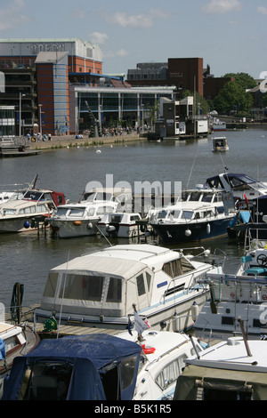 Stadt von Lincoln, England. Sportboote mit Restaurants, Bars und Kino im Hintergrund Brayford Wharf North vertäut. Stockfoto