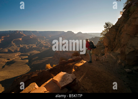 ARIZONA GRAND CANYON Wanderer hält inne, um die Ansicht auf dem South Kaibab Trail in den Grand Canyon zu bewundern Stockfoto